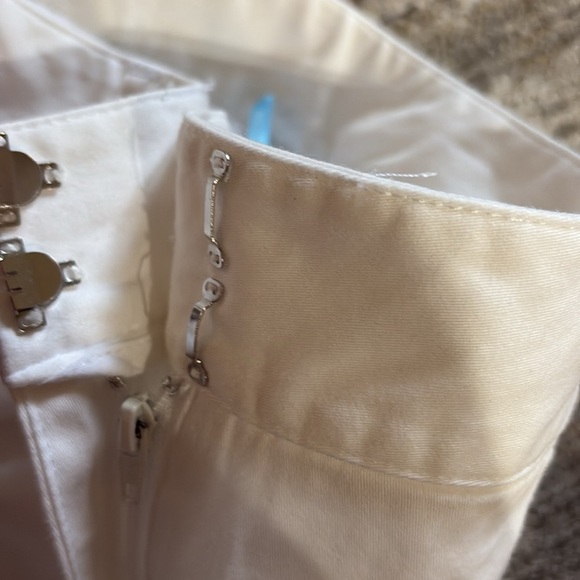 J. McLaughlin White Scalloped Hem Shorts - size 8 - cotton blend - Picture 5 of 6